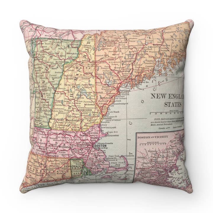 Coussin Carte des États de la Nouvelle-Angleterre – Coussin Carré 18" pour la vente par Daisy Mae Designs