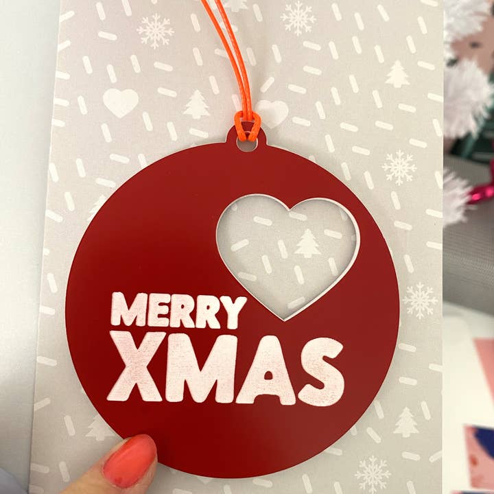 Merry Xmas Bauble met kaart; rood & wit acryl voor wholesale door DOODLE MOO LTD