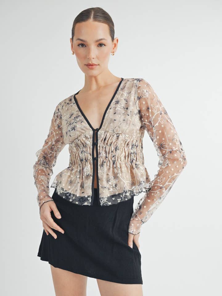 Top in rete trasparente ricamato con dettaglio a pois e peplo per la vendita all'ingrosso da parte di AIBLEE