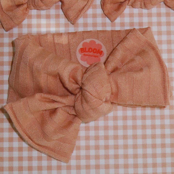 Fascia per Capelli Annodata a Coste Larghe Color Pesca Nude per la vendita all'ingrosso da parte di Bloom Headwraps