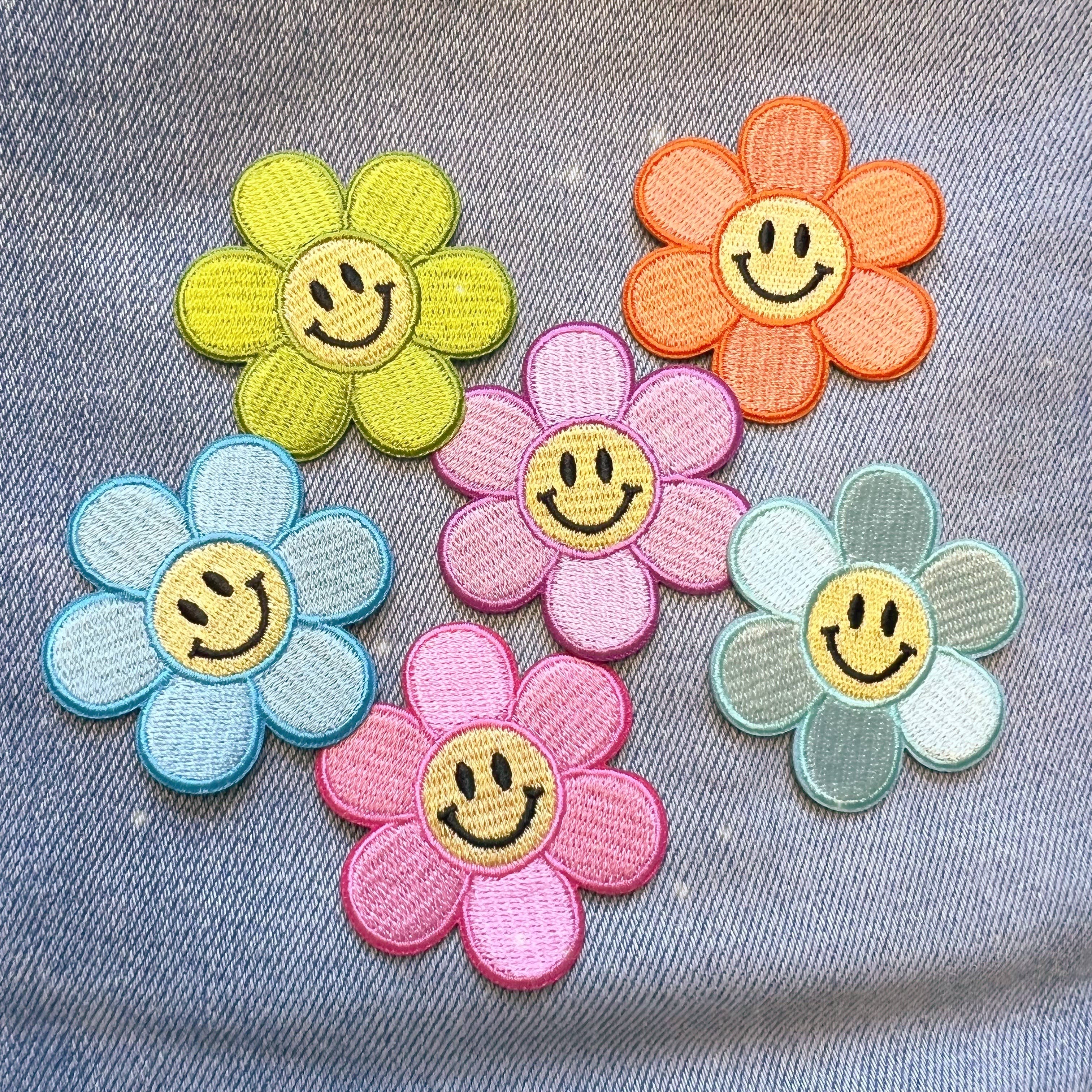 Wildflower + Co. – wholesale Lapp – Smiley Daisy-broderimärke i flera färger2