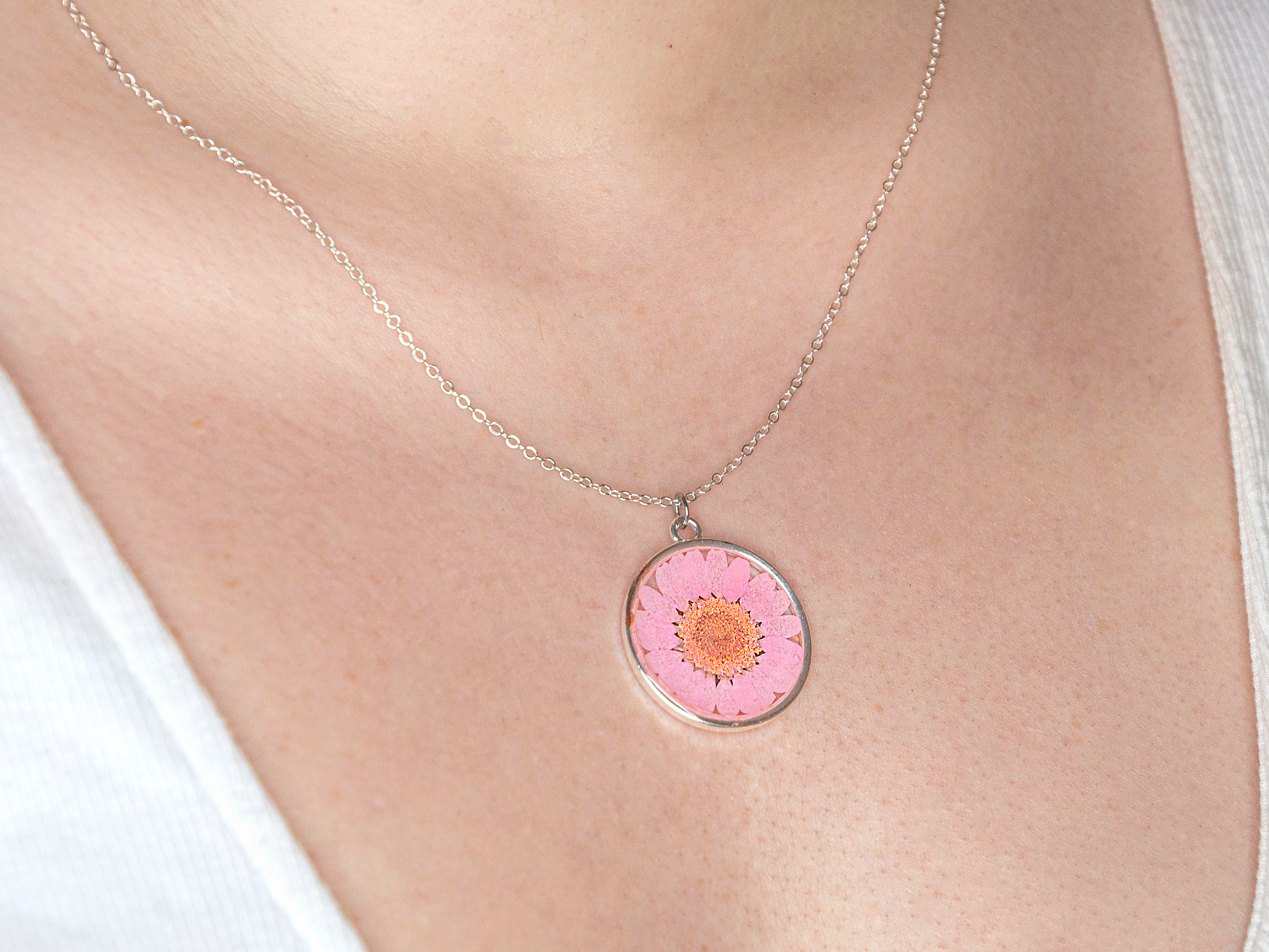 Allie and Posie – wholesale Pendant/charm necklace – DAISY necklace with real pressed marguerite daisies in resin9