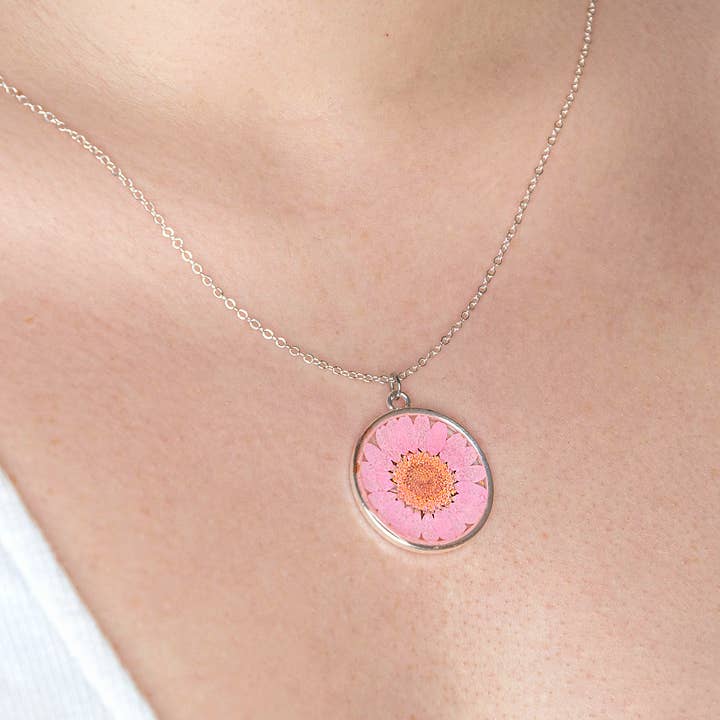 Allie and Posie – wholesale Pendant/charm necklace – DAISY necklace with real pressed marguerite daisies in resin9