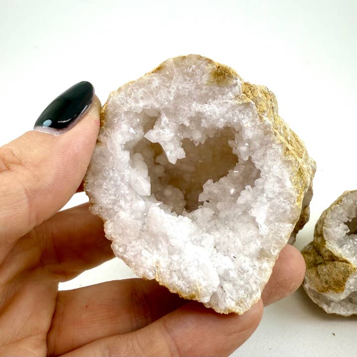 Liv Rocks - Wholesale Spiritual Stone/Crystal - Quartz Geodes2
