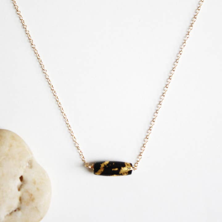 Goldblatt-Halskette - Kurzes schwarzes Rohr für den Großhandel von Hooks and Luxe