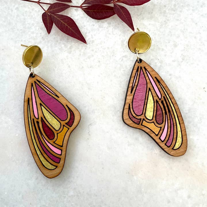 Boho vlinderoorbellen in roze voor wholesale door Urban Coyote