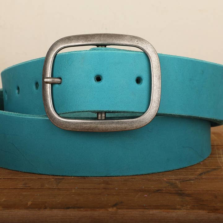 Ceinture à bouton-pression en cuir turquoise, fabriquée à la main aux États-Unis, large boucle unisexe en nickel argenté antique pour la vente par Regan Flegan