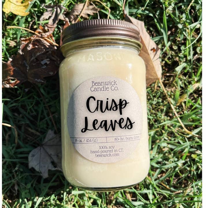 Bougie de soja CRISP LEAVES dans un pot Mason, cadeau unique pour la vente par Beanwick Candle Co.