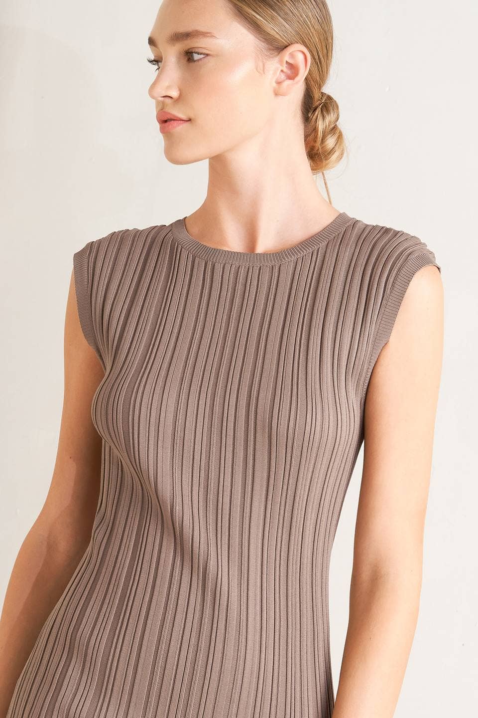 Castanho Um vestido midi de malha com nervuras - FSW1110-D para venda a revendedores na Faire4