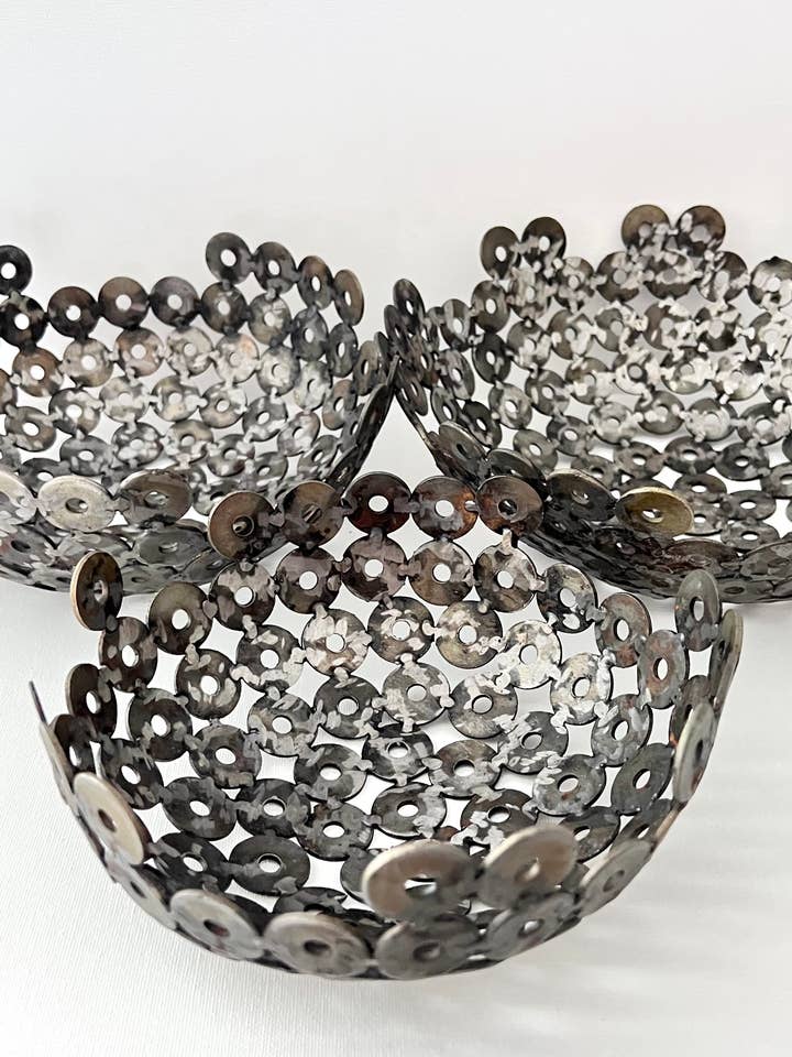 Bol en métal recyclé Rings, petit, moyen, grand pour la vente par Maka Maka Lifestyle