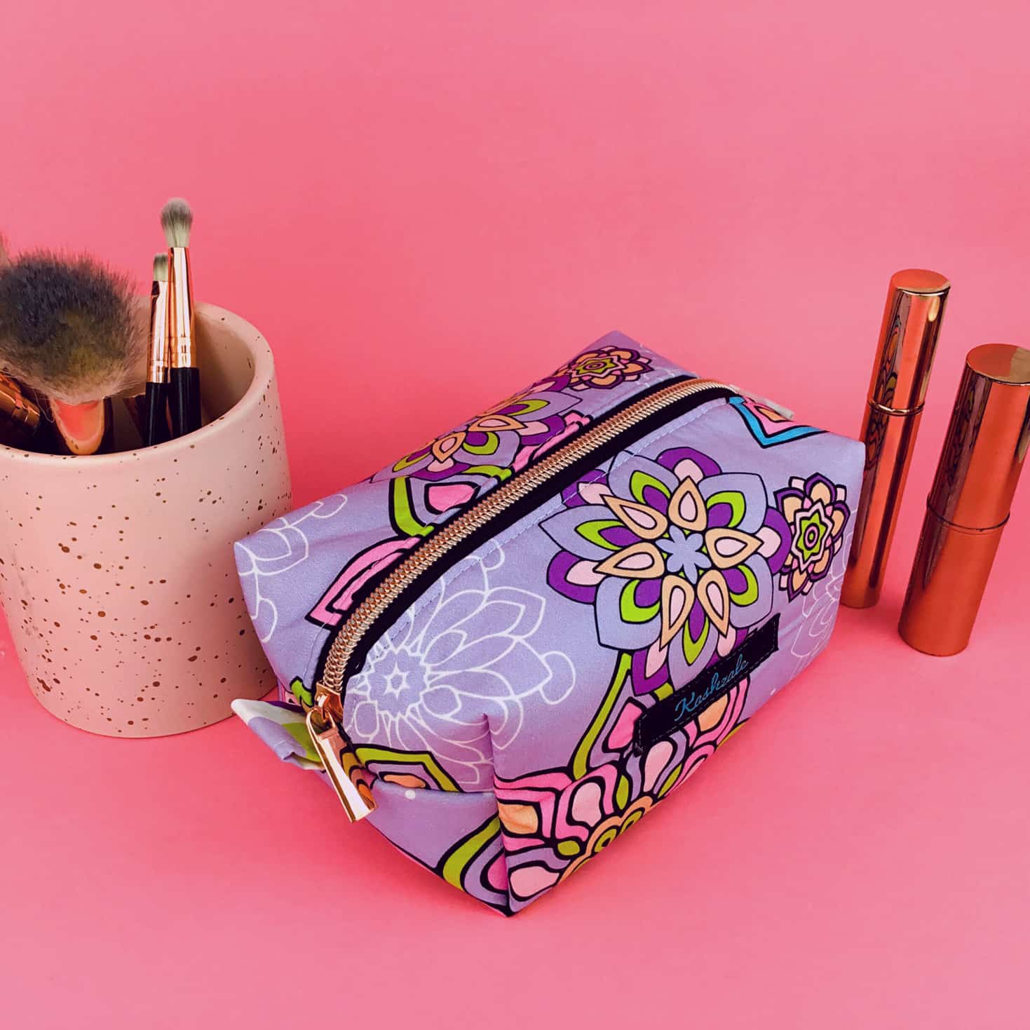 Kashzale Handmade Cosmetic Bags - Vente Trousses de maquillage/cosmétique - Trousse de maquillage Mandala Magnifica Mauve Medium Box. Exclusive De4