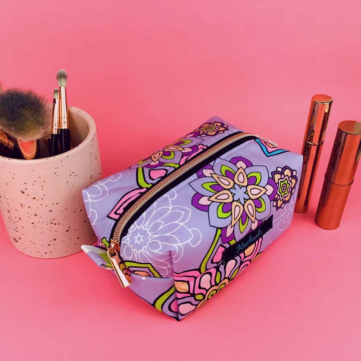 Kashzale Handmade Cosmetic Bags - Vente Trousses de maquillage/cosmétique - Trousse de maquillage Mandala Magnifica Mauve Medium Box. Exclusive De4
