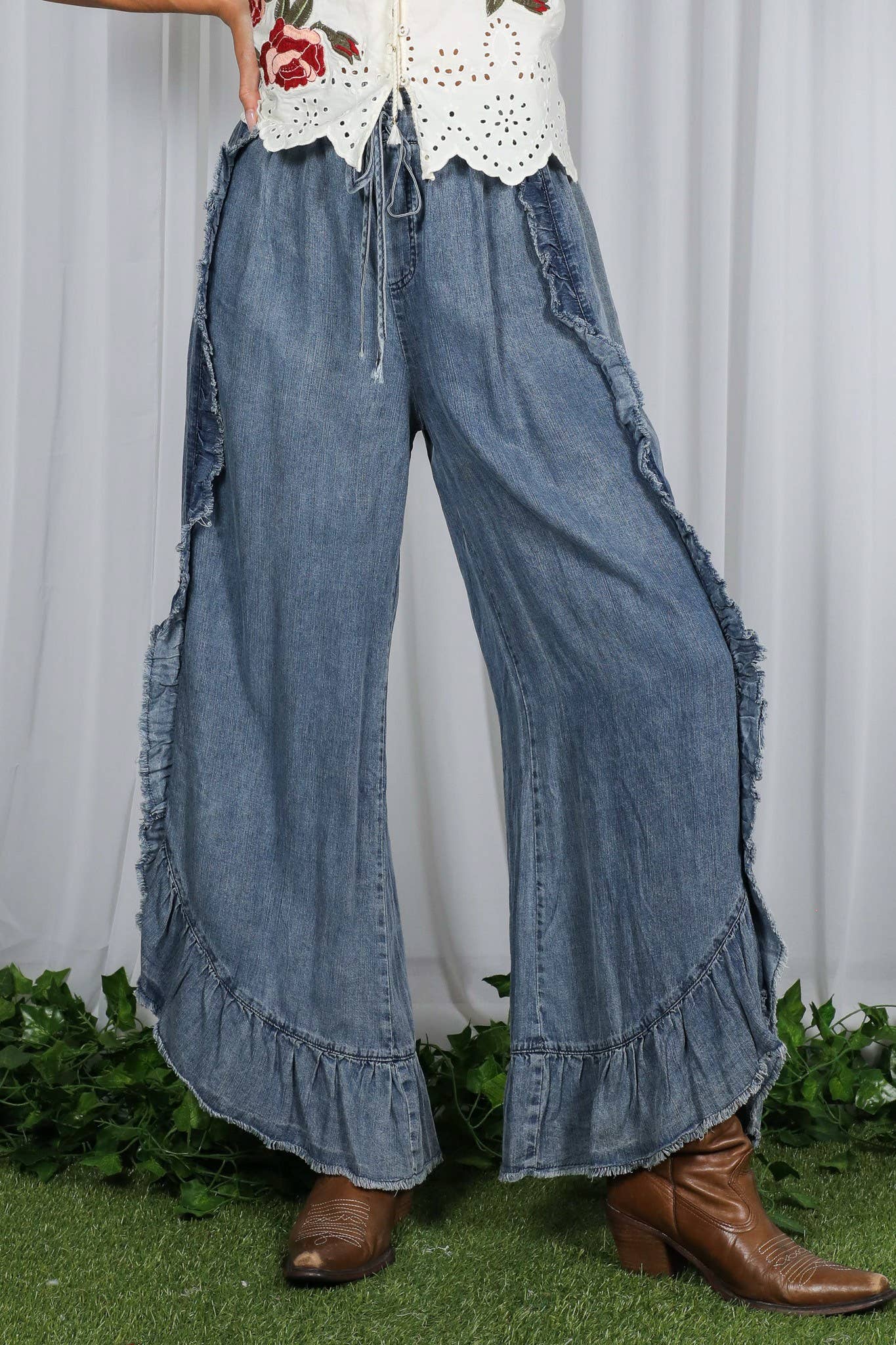Vine & Love - Wholesale Jeans - Women's - Flared Ruffle Hem Washed Chambray Crop Denim Pants VP830400