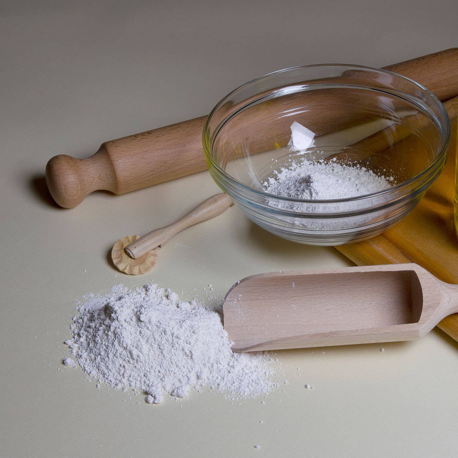 Ecodis - Grand Beau - Wholesale Keukengereedschap/gadget - Deegsnijder van hout met wiel1