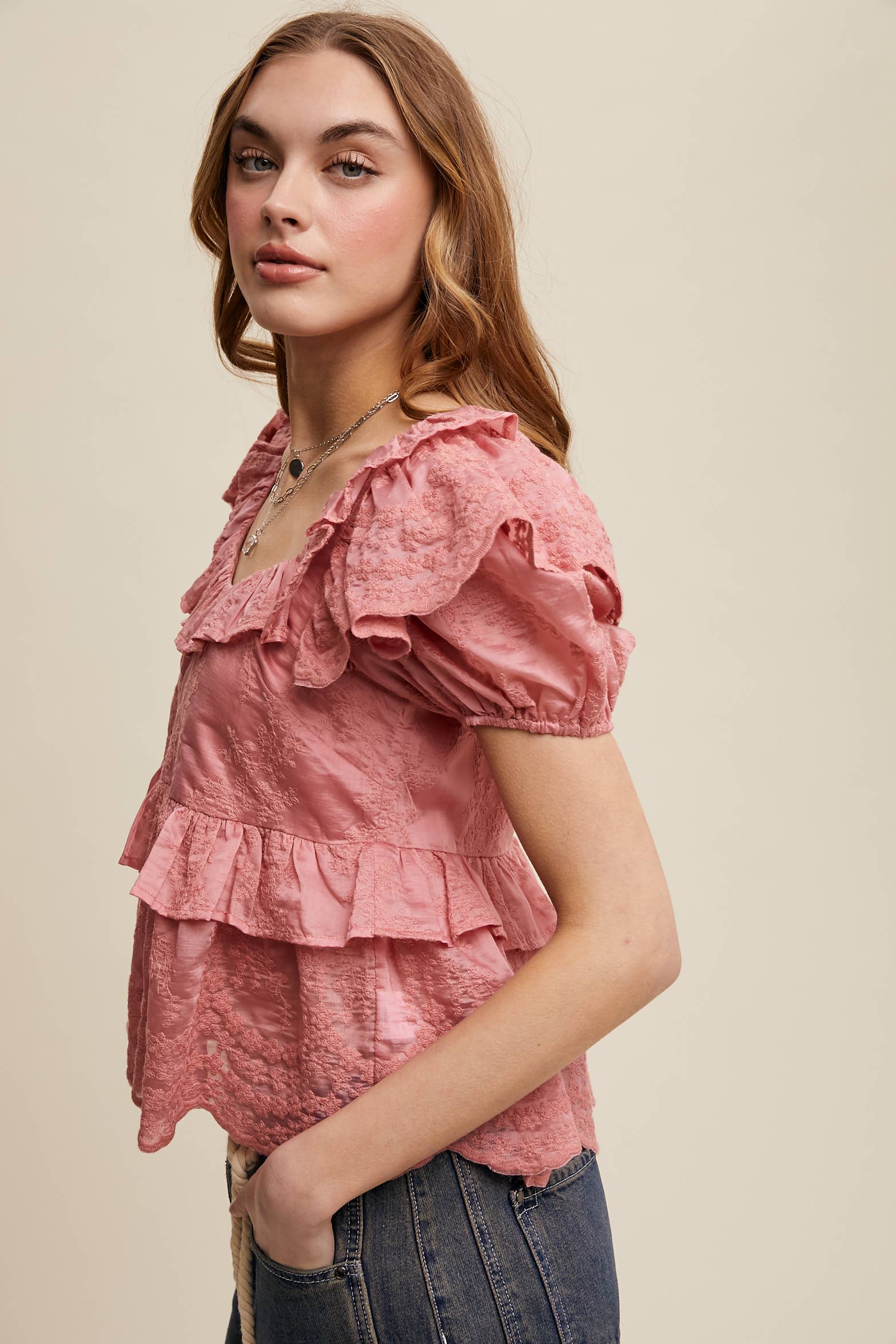 Listicle – Engroshandel Bluse - Dame – Broderet flæsepeplumbluse5