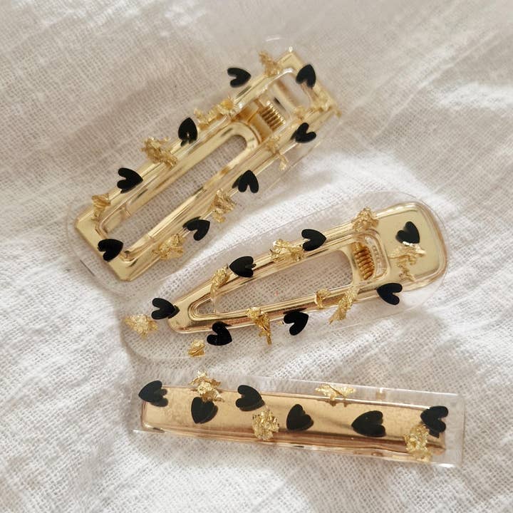 Haarklammer aus Harz mit schwarzen Herzen und Blattgold für den Großhandel von Les Noeuds de Maman