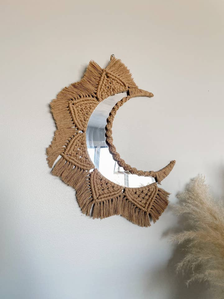 Espejo de macramé de lujo con forma de luna creciente y decoración atrapasueños para venta al por mayor de Naorvi Macrame