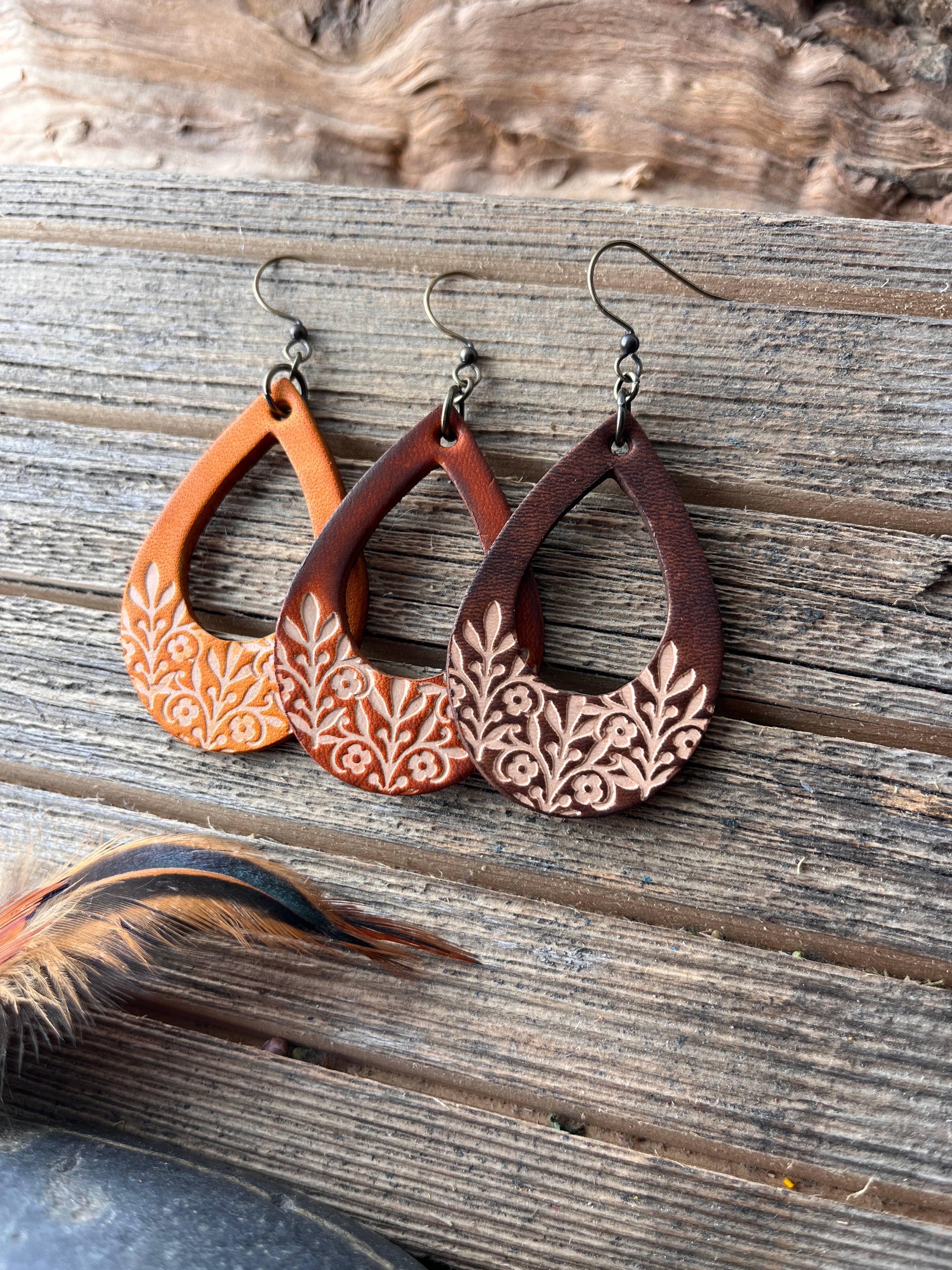 Red Pony Leather Goods – Brincos de argola por atacado – Brincos Lágrima Floral Boho Tooled Mão Tooled Couro Western Couro3