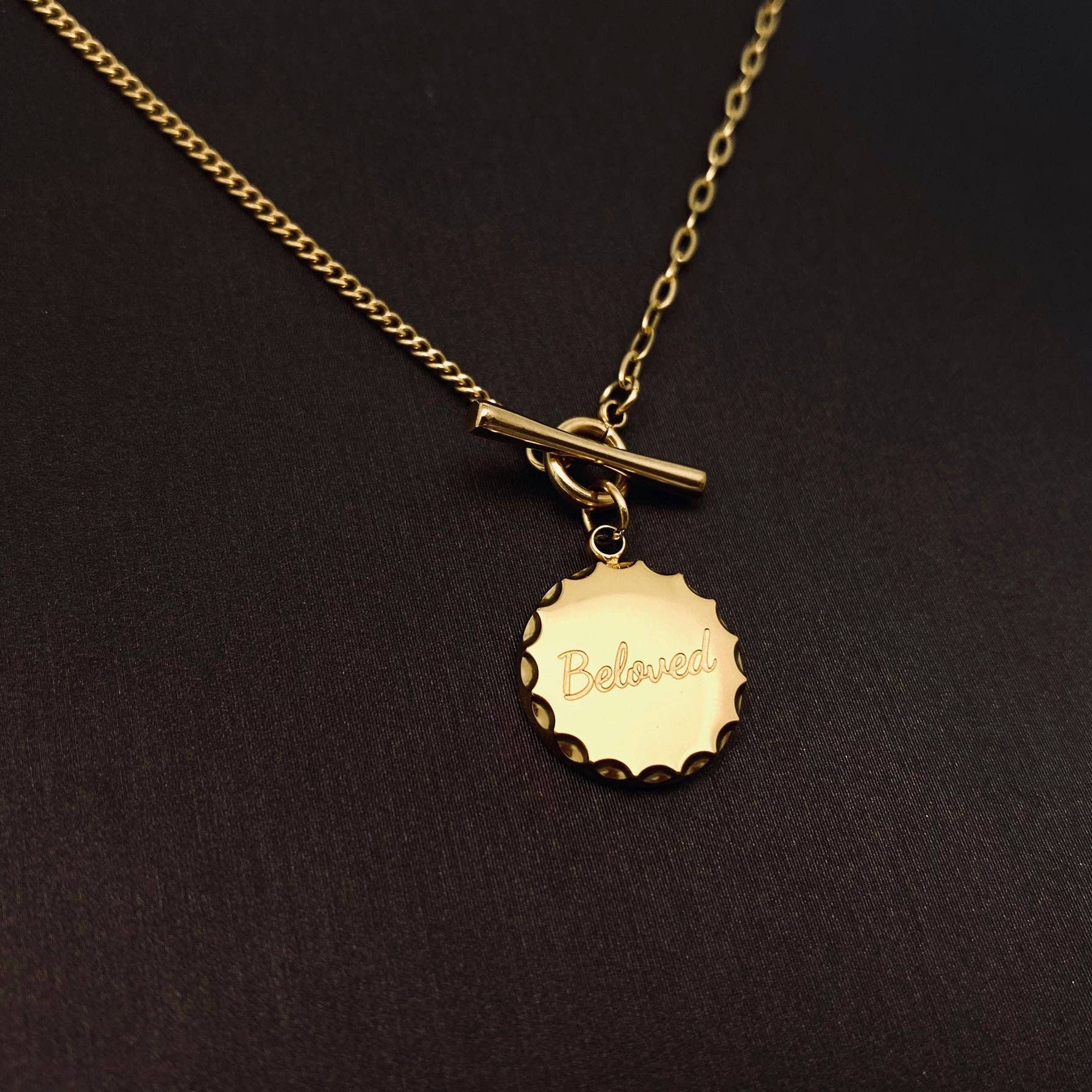 Mio Queena - Vente Colliers à pendentif - Collier avec pendentif circulaire « bien-aimé » en or 18 carats - FGS3