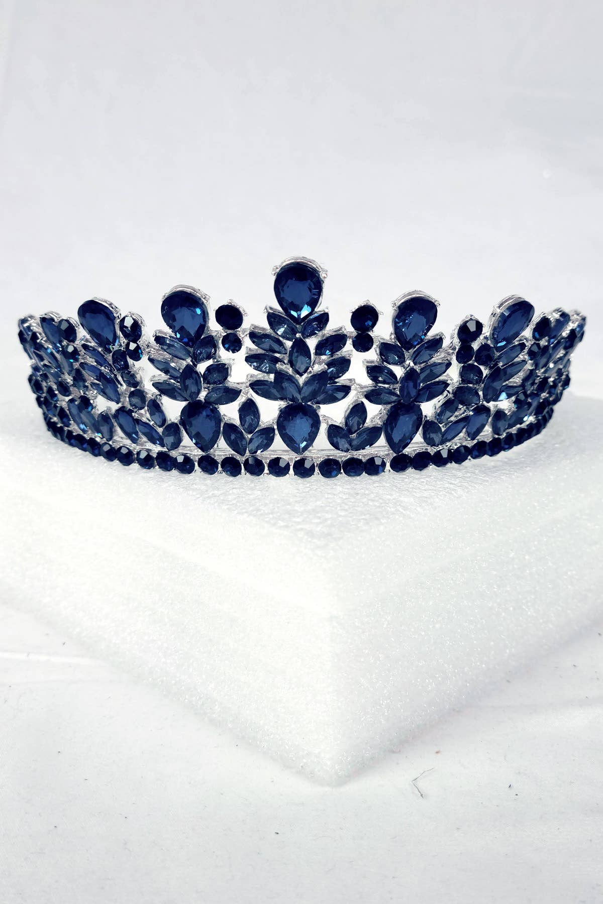 Chicas - Wholesale Tiara - Women's - Metal tiara with jewel rhinestones, one size fits all HT97120