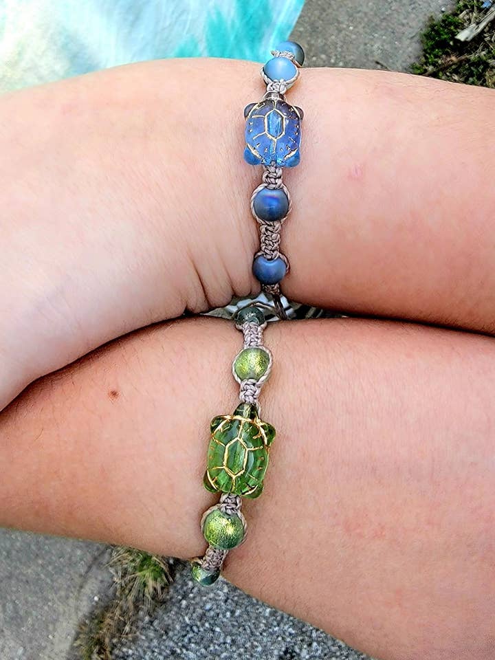 Zeeschildpadarmbanden met glazen kralen voor wholesale door Shark Bitten