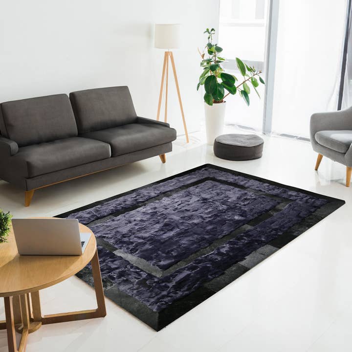 Tapis en fourrure peluche bleu nuit, tapis de luxe violet et noir pour la vente par Karelias And Sons