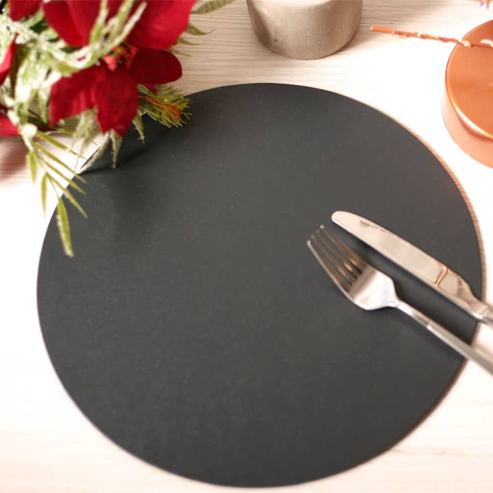 Set mit 4 runden Charcol Elementary Tischsets aus Kunstleder für den Großhandel von The Dapper House