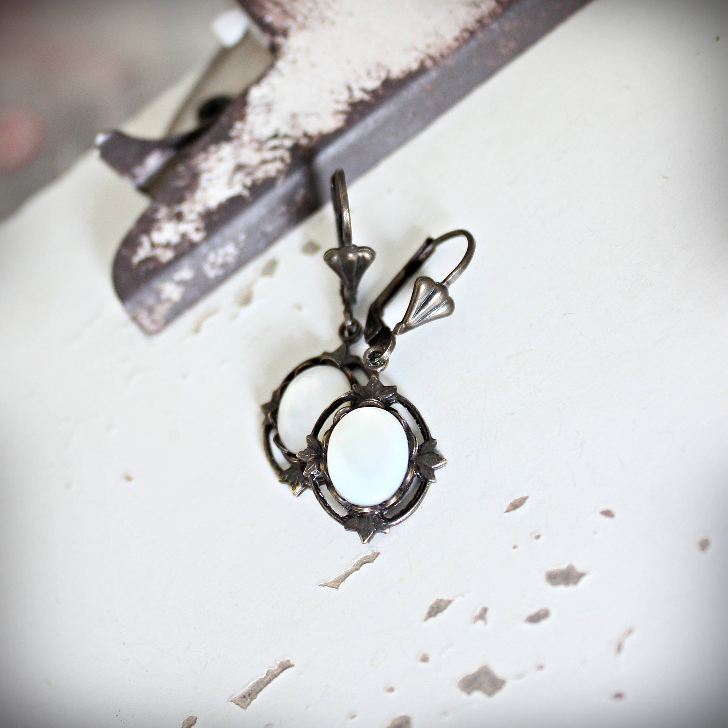 Circa 1890 - Vente Boucles d'oreilles pendantes - Boucles d'oreilles pendantes en nacre blanche style vintage2