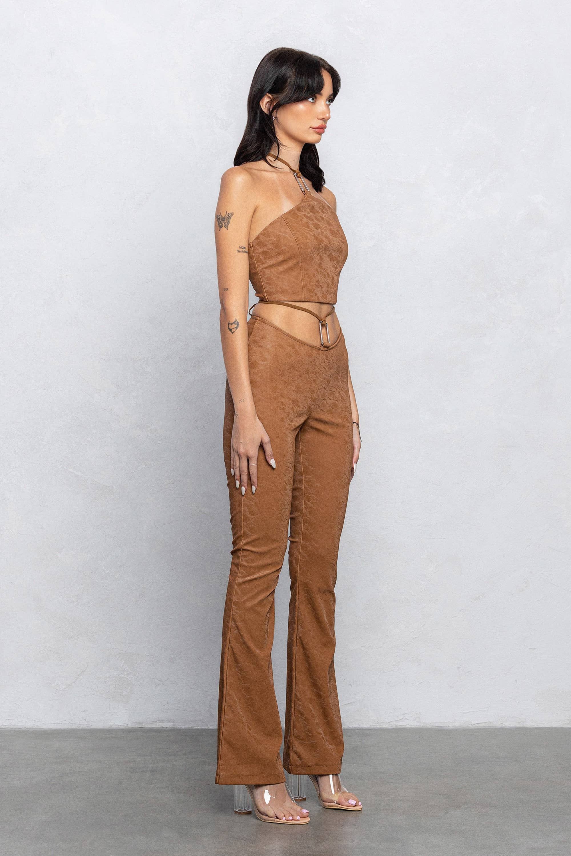 No Vacancy - Vente Ensemble haut et pantalon (PAS d'intérieur) - Femme - Ensemble haut à boucle carrée et pantalon évasé en similicuir1