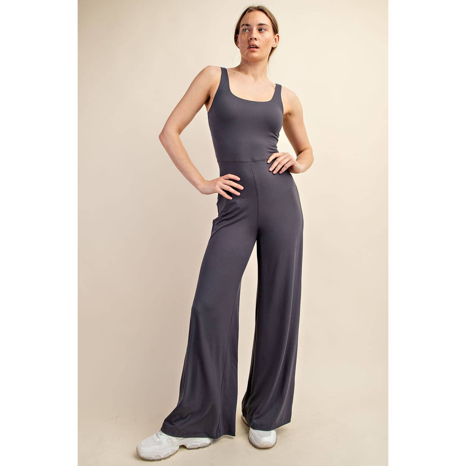 Rae Mode - Wholesale Jumpsuit - Dames - JUMPSUIT MET WIJDE PIJPEN VAN GERECYCLEDE BOTER19