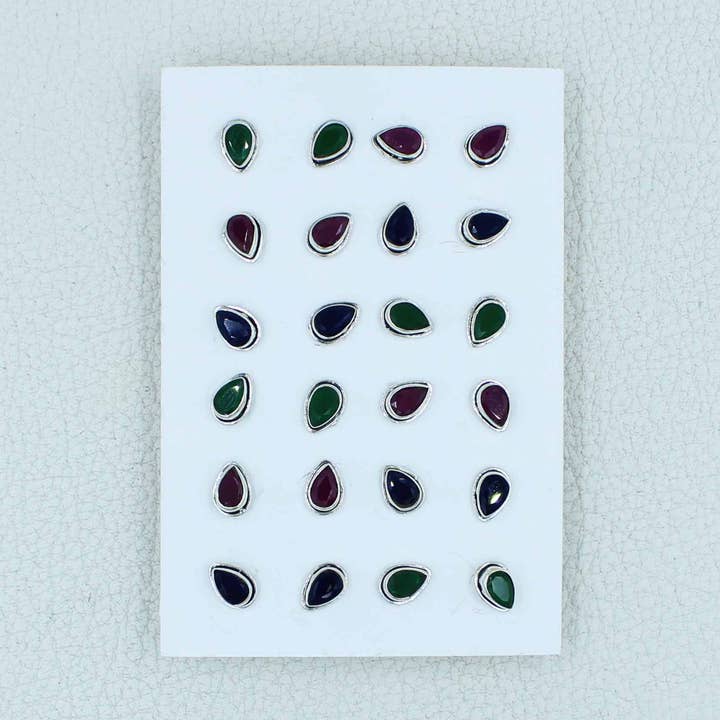 12 paia di orecchini a bottone con rubini, smeraldi e zaffiri per la vendita all'ingrosso da parte di Silvex Jewelry