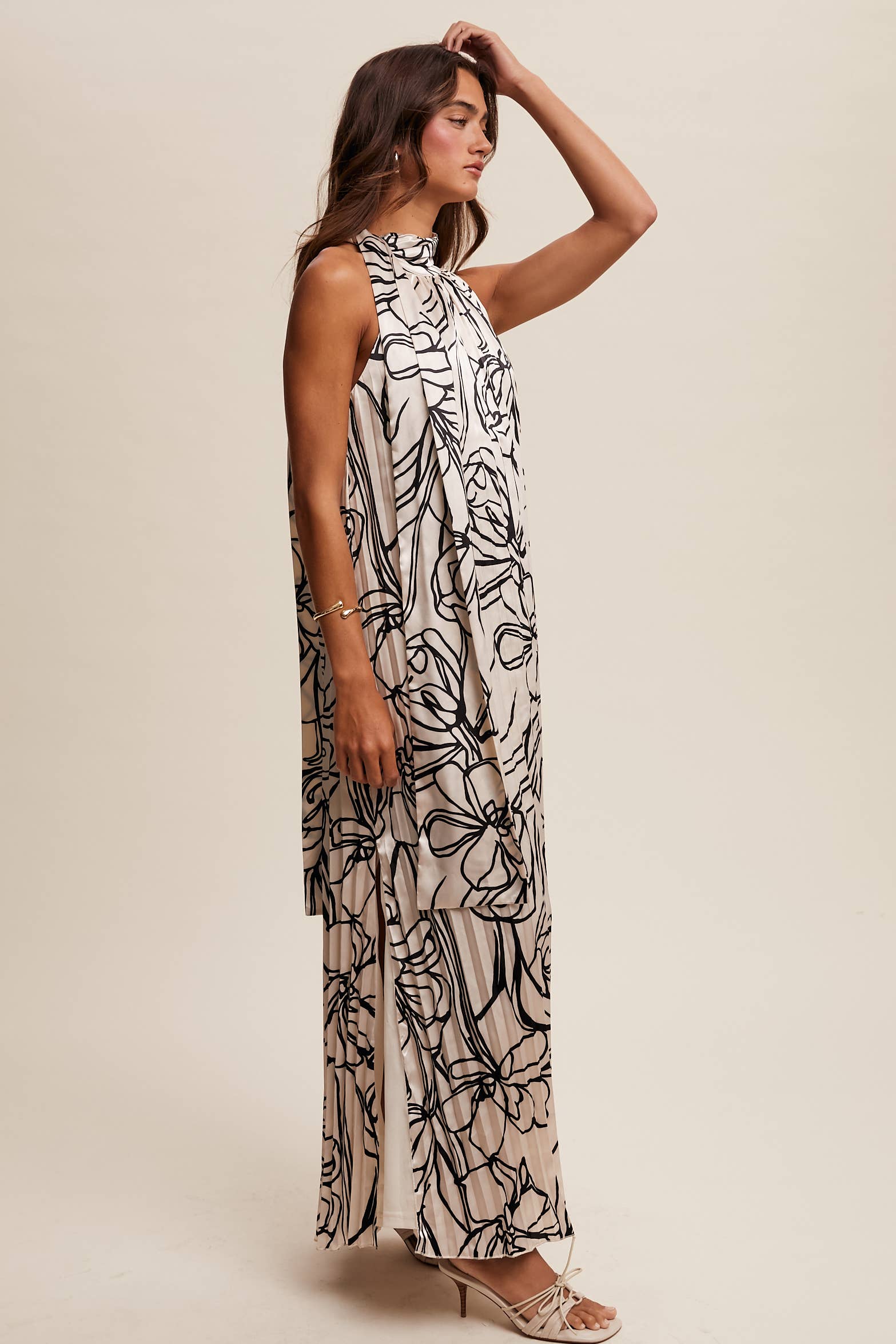 Listicle – Vestido - Mulher por atacado – Vestido maxi plissado de cetim com estampa floral e gola halter16