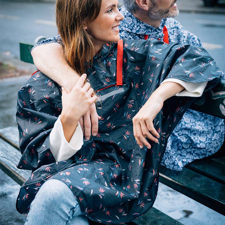 Poncho de Chuva Feminino em Cor Azul Noite com Padrão de Pena por atacado de SMATI