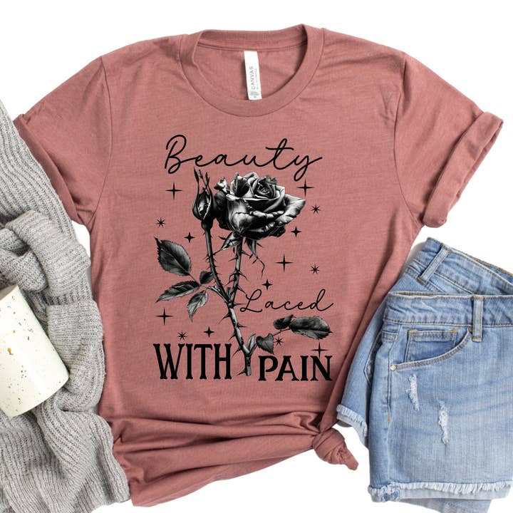 Epic Life - Designed – Engroshandel T-shirt med print - Dame – Skønhed med Smerte T-Shirt - Gotisk Rose Grafisk Tee - Perfekt Gave til Goths, Emo Stil Elskere og Vintage Æstetik Fans