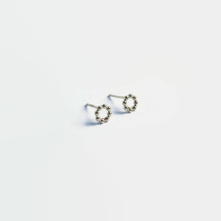 Wild Juniper - Venta al por mayor Pendientes de botón/aretes de poste - Pendientes diminutos de oro con forma de círculo abierto en forma de minúsculo4