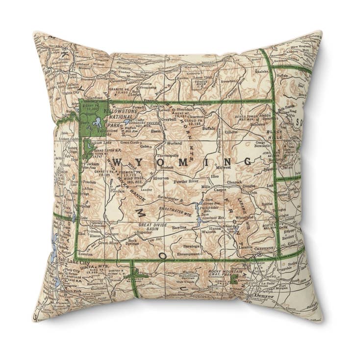 Coussin Carte Vintage du Wyoming – Coussin Carré 18" pour la vente par Daisy Mae Designs