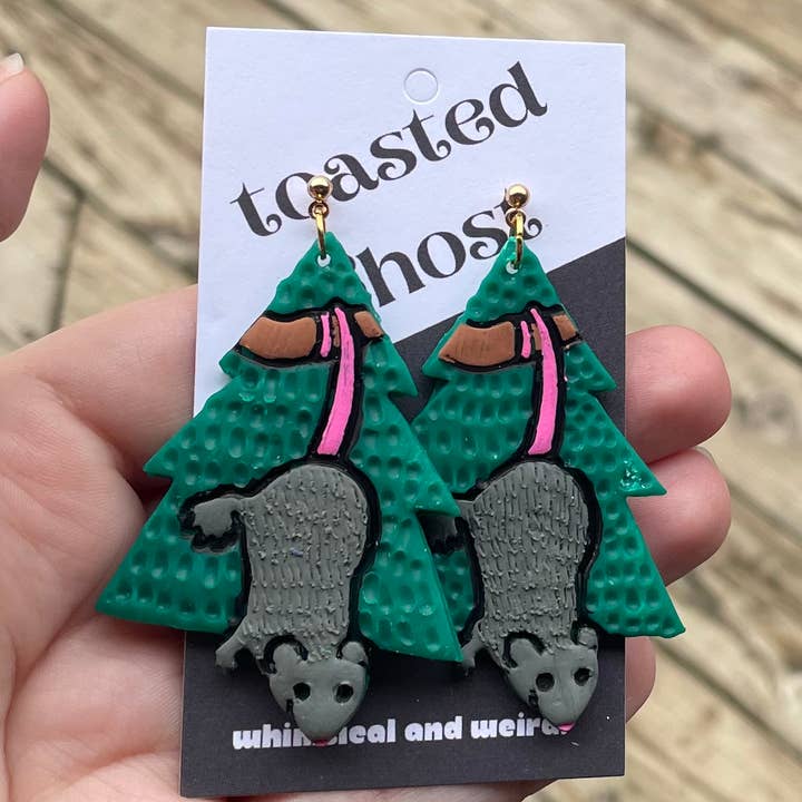 Opossum in Holiday Tree handgefertigte Tonohrringe für den Großhandel von Toasted Ghost
