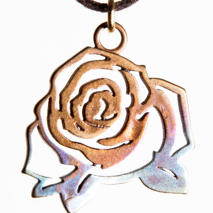 Collana Mighty Rose con finitura iridescente su cordoncino regolabile in fibra naturale per la vendita all'ingrosso da parte di From War to Peace