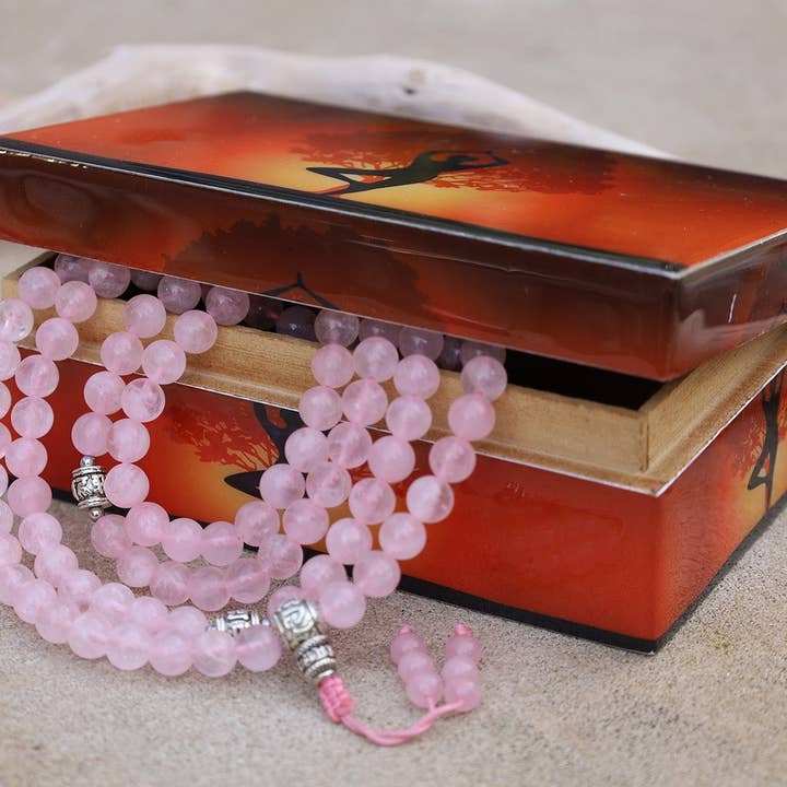 Lungta Imports – Großhandel Perlenarmband – Tibetischer Rosenquarz Mala Meditation Yoga 108 Perlen mit silberner Guru-Perle, silbernen Abstandhaltern und Mala-Holzbox