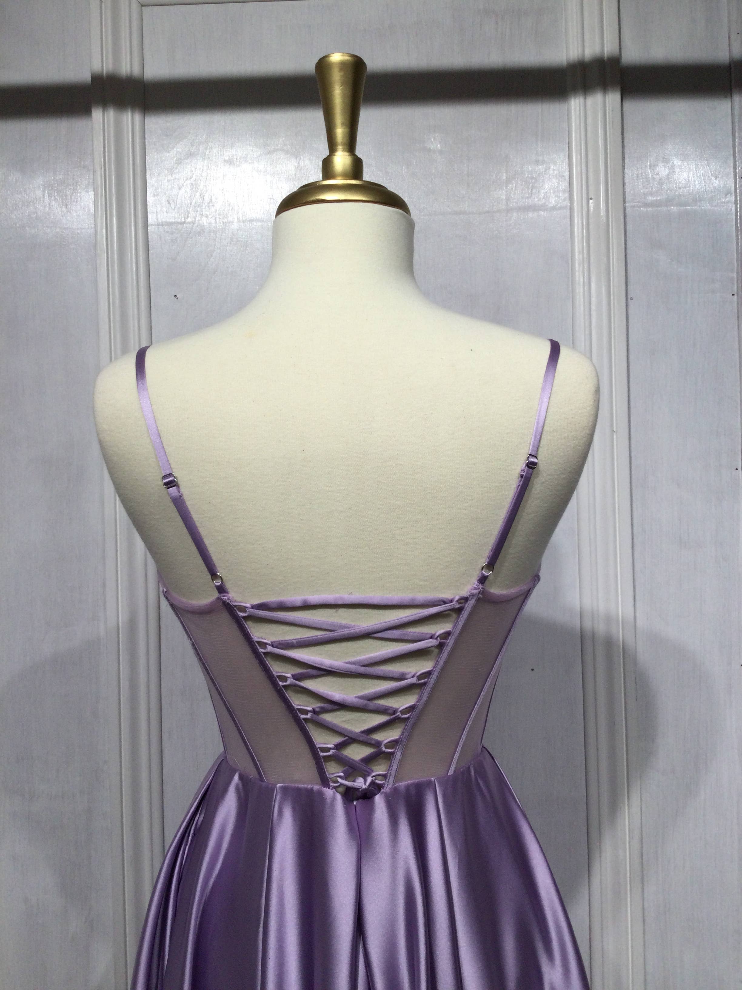 Lavendel SATIJNEN JURK MET KORSET IN A-LIJN MET VERSIERING VAN DE BUSTE
 voor groothandel op Faire2