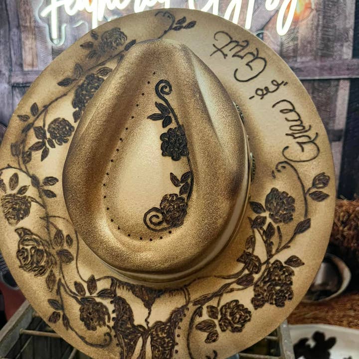 Feathered Gypsy Custom Hats and Boutique - Vendita all'ingrosso Cappello da cowboy - Donna - Grit and Grace Burned Rancher personalizzato2