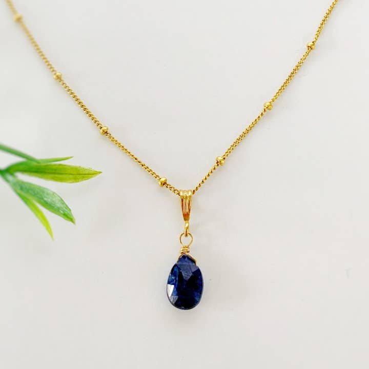 Pendentif Challenger en kyanite profonde, rempli d'or 14 carats pour la vente par Mermaids + Madeleines