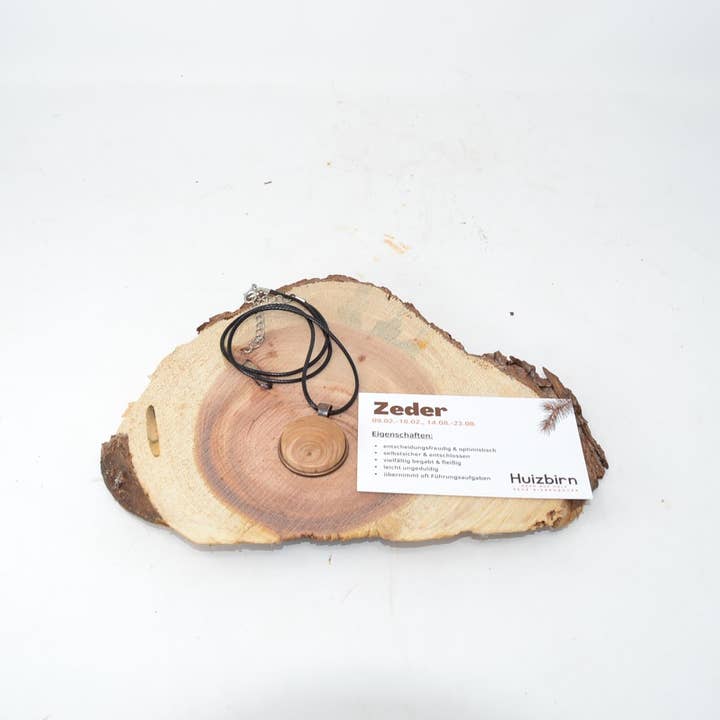 Bijoux traditionnels en cèdre, 2,5 cm, édition Tree of Life pour la vente par Huizbirn