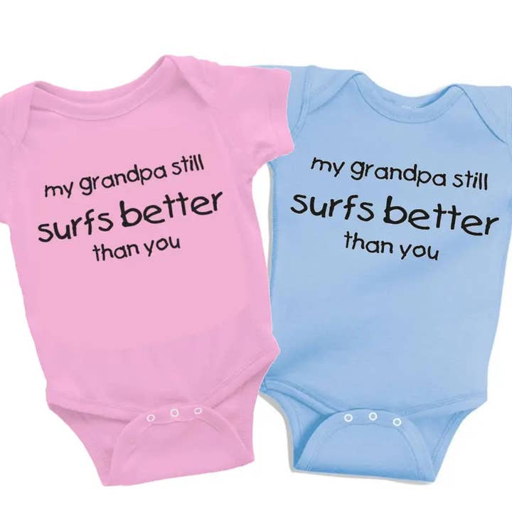 Mijn opa surft nog steeds beter dan jij baby surf onesie rompertje (Kopie) voor wholesale door Better Surf than Sorry / Surfer Baby