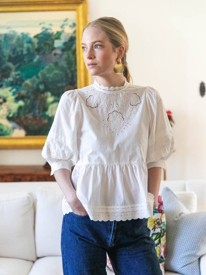 Blouse à col montant avec manches ballon et œillets pour la vente par Before You Collection