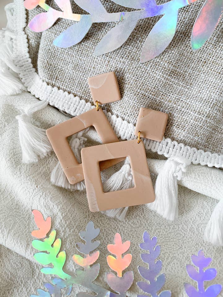 Drop style rhombus earrings in beige and white marble for wholesale by By Coya