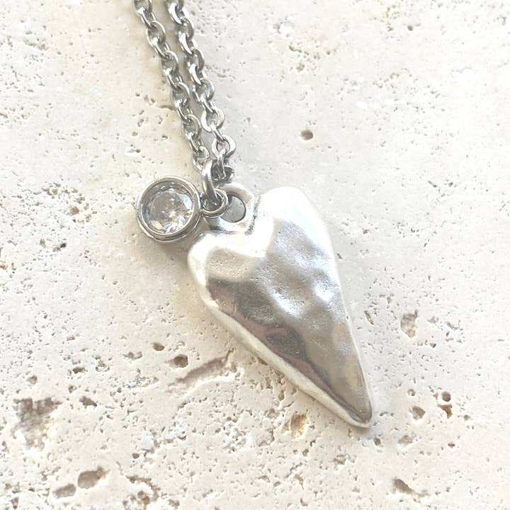 VB&CO Designs Handmade Jewelry - Vente Colliers à pendentif - boutique de bijoux non ternis en forme de cœur martelé pour la Saint-Valentin1