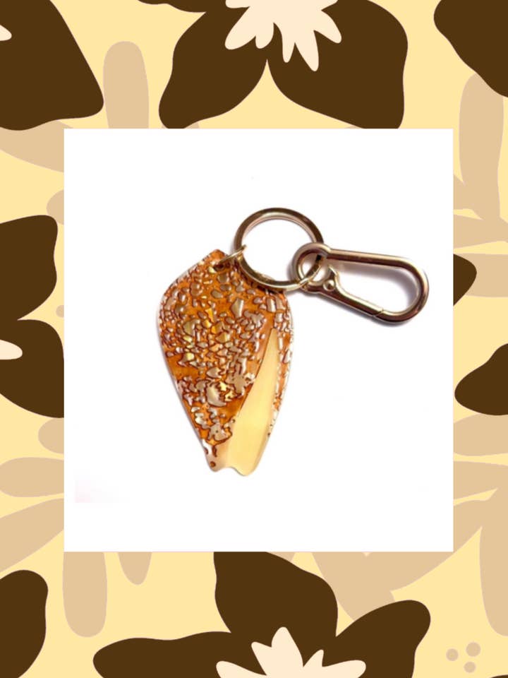Porte-clés et charme de sac en forme de coquillage de cône textile pour la vente par The Coconut Collective