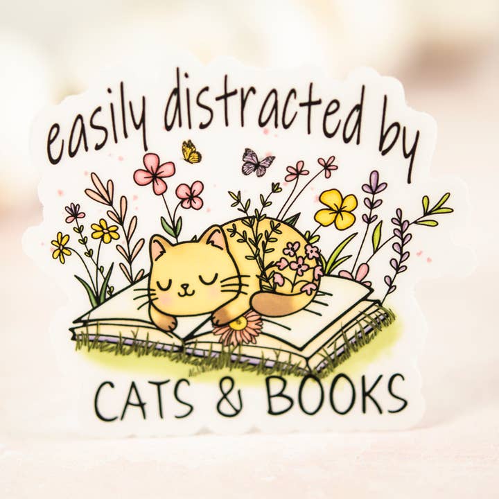 Let distraheret af katte og bøger, vinylklistermærke, 3x3 tommer. for engroshandel hos Savannah and James Co