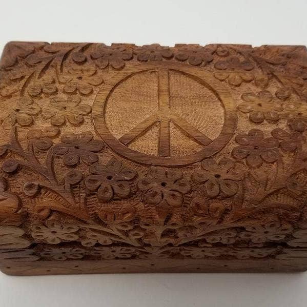 Caja de madera tallada fina Peace Sign de 4 x 6 pulgadas para venta al por mayor de GREENROOTS USA LLC